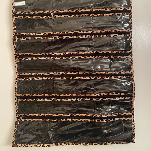 Cheetah print jewelry organizer - Picture 3 of 5